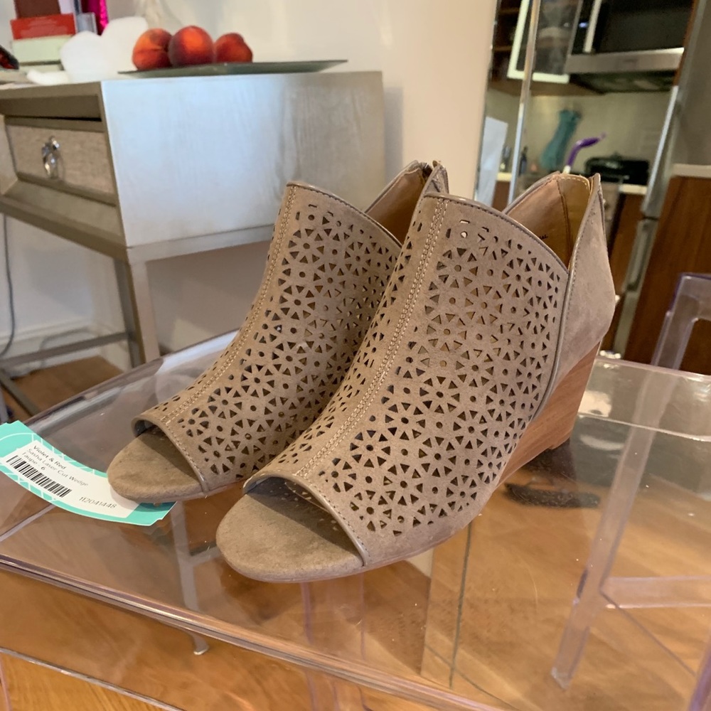 VIOLET & RED Sasha Laser Cut Wedges - NWT - Sz. 6